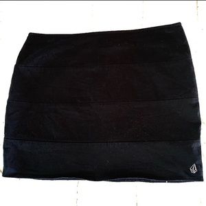 Volcom black mini skirt size 3